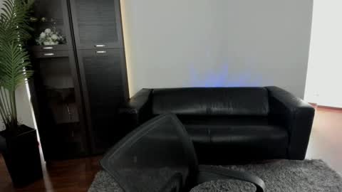 tiffanyyoun online show from October 6, 12:22 pm