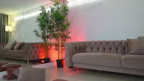 tiffanyyray online show from March 28, 8:36 am