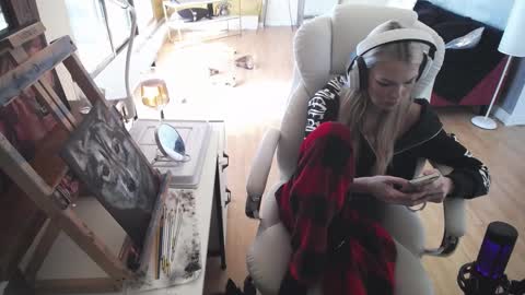 Snapshot of tinykylie chatting on February 19, 4:55 pm stage Kylie Sinner brand CLITBAIT online show from February 19, 4:55 pm