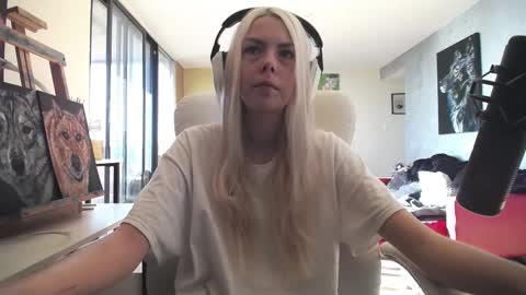 Snapshot of tinykylie chatting on October 11, 7:38 pm stage Kylie Sinner brand CLITBAIT online show from October 11, 7:38 pm