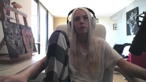 Snapshot of tinykylie chatting on October 4, 4:44 pm stage Kylie Sinner brand CLITBAIT online show from October 4, 4:44 pm