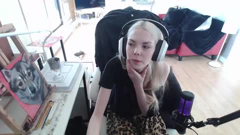 Snapshot of tinykylie chatting on February 8, 3:10 pm stage Kylie Sinner brand CLITBAIT online show from February 8, 3:10 pm