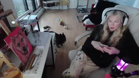 Snapshot of tinykylie chatting on February 6, 9:17 pm stage Kylie Sinner brand CLITBAIT online show from February 6, 9:17 pm