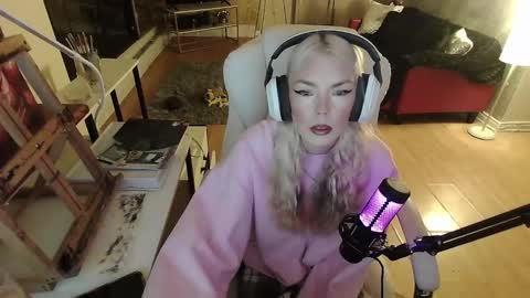 Snapshot of tinykylie chatting on January 28, 12:05 am stage Kylie Sinner brand CLITBAIT online show from January 28, 12:05 am