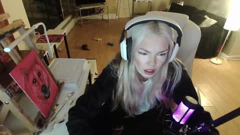 Snapshot of tinykylie chatting on February 4, 7:51 am stage Kylie Sinner brand CLITBAIT online show from February 4, 7:51 am