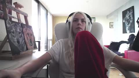Snapshot of tinykylie chatting on October 5, 4:45 pm stage Kylie Sinner brand CLITBAIT online show from October 5, 4:45 pm