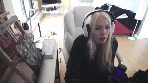 Snapshot of tinykylie chatting on February 26, 3:54 pm stage Kylie Sinner brand CLITBAIT online show from February 26, 3:54 pm