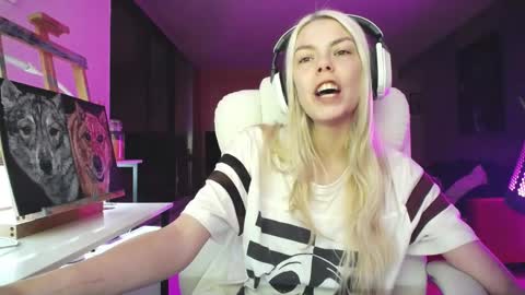 Snapshot of tinykylie chatting on October 15, 7:22 am stage Kylie Sinner brand CLITBAIT online show from October 15, 7:22 am