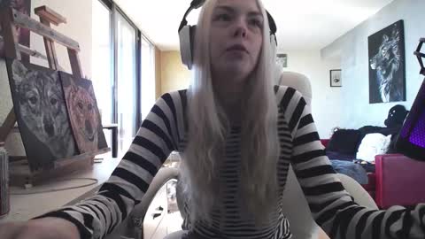 Snapshot of tinykylie chatting on October 3, 4:34 pm stage Kylie Sinner brand CLITBAIT online show from October 3, 4:34 pm