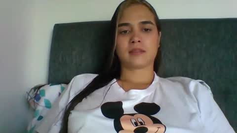 triana_bell online show from December 4, 7:03 pm