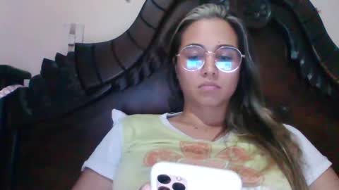 Snapshot of triana_bell chatting on February 18, 2:05 am triana_bell online show from February 18, 2:05 am