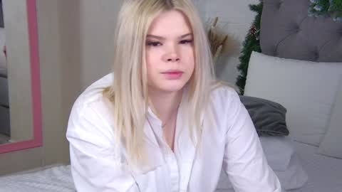 Snapshot of tweety_pie_ chatting on January 5, 1:03 am Hallie online show from January 5, 1:03 am