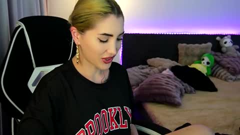 MayCarrey online show from December 15, 10:04 pm