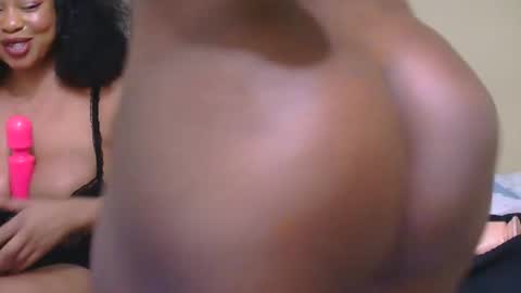 tynniee online show from November 17, 12:33 am