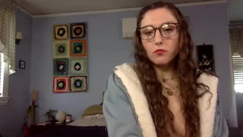 Lola Moonstone online show from January 9, 6:01 pm