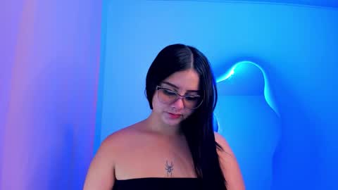 Snapshot of val_ferrer chatting on October 9, 5:00 am Valeria online show from October 9, 5:00 am