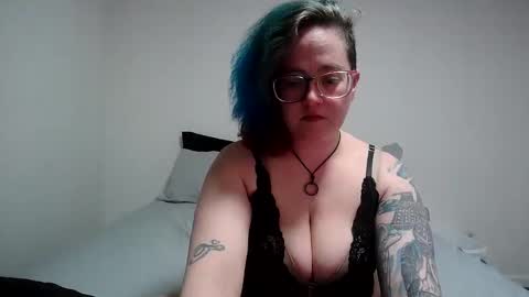 valarieak online show from May 2, 2:26 am
