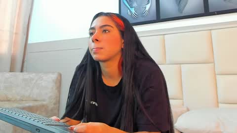 Valen White online show from January 17, 7:05 pm