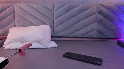 Mia  online show from October 31, 11:42 pm