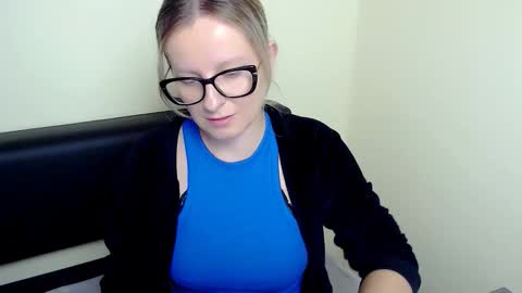 Snapshot of vanillaex_ chatting on September 12, 6:57 am Mia online show from September 12, 6:57 am