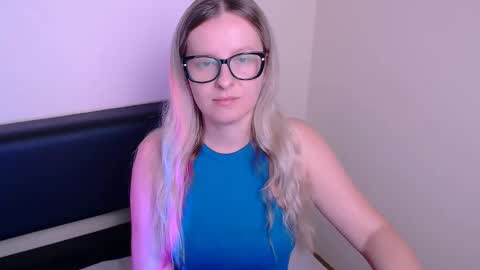 Snapshot of vanillaex_ chatting on October 2, 6:40 am Mia online show from October 2, 6:40 am