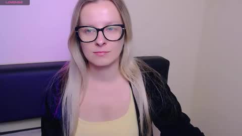 Snapshot of vanillaex_ chatting on October 13, 6:38 am Mia online show from October 13, 6:38 am