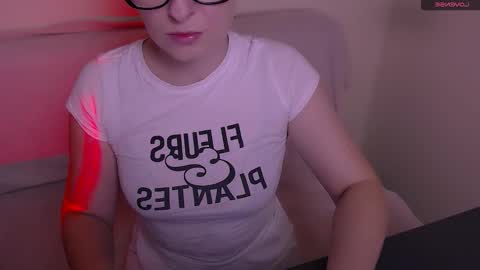 Mia online show from December 2, 7:54 am