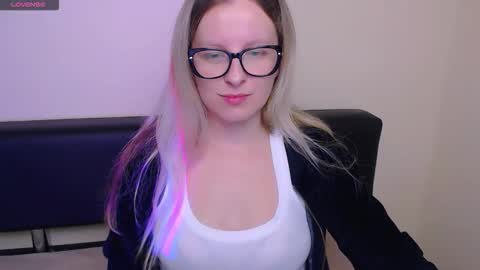 Snapshot of vanillaex_ chatting on October 8, 7:02 am Mia online show from October 8, 7:02 am