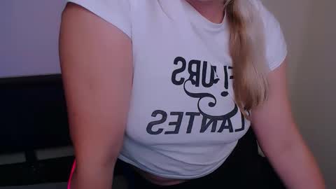 Snapshot of vanillaex_ chatting on September 23, 7:17 am Mia online show from September 23, 7:17 am