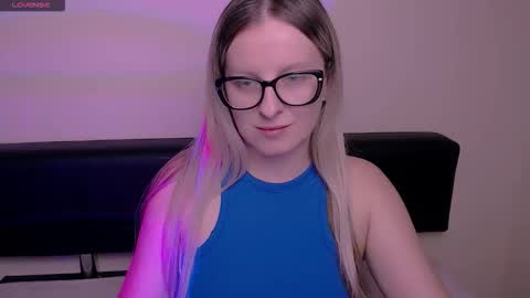 Snapshot of vanillaex_ chatting on October 20, 7:22 am Mia online show from October 20, 7:22 am