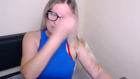 Snapshot of vanillaex_ chatting on September 11, 6:47 am Mia online show from September 11, 6:47 am