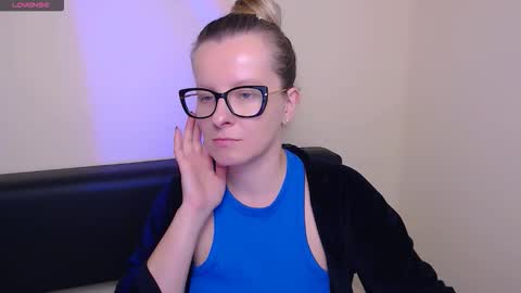 Snapshot of vanillaex_ chatting on October 16, 7:55 am Mia online show from October 16, 7:55 am