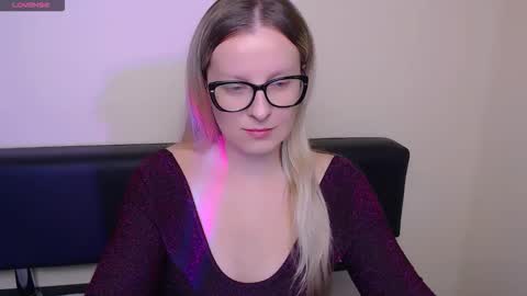 Snapshot of vanillaex_ chatting on October 7, 6:51 am Mia online show from October 7, 6:51 am