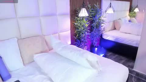 V A N N E S A   online show from December 4, 12:40 pm