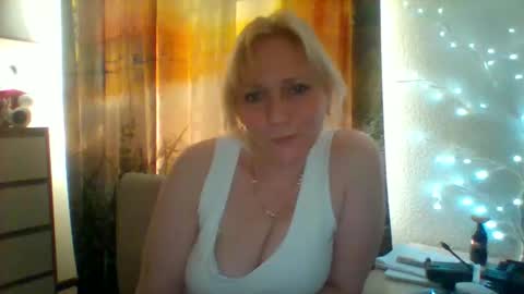 velka_raspberry online show from May 21, 4:27 pm