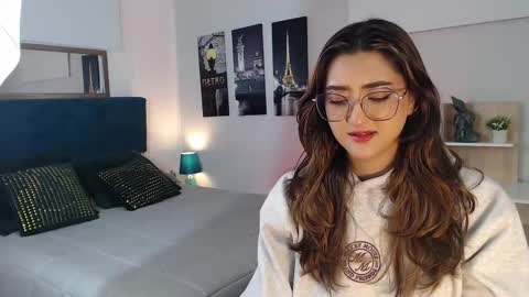 Mia online show from September 29, 12:21 pm