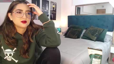 Mia online show from October 4, 12:55 pm