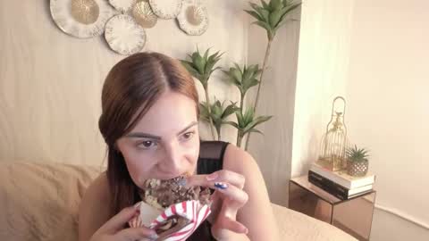 Victoria Martinez online show from January 18, 3:19 pm