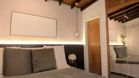 Victoria Shelby  online show from October 1, 12:10 pm