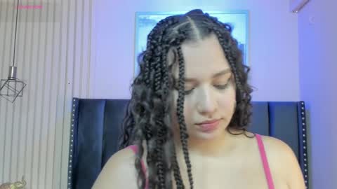 Snapshot of viiolett_lee chatting on February 26, 8:13 pm Viiolett online show from February 26, 8:13 pm