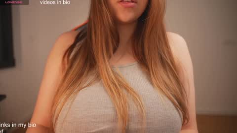 Snapshot of vikkyy_love chatting on December 29, 9:09 pm viki Pizdanana online show from December 29, 9:09 pm