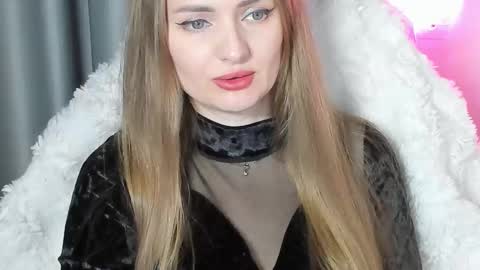 Snapshot of viola_1 chatting on October 18, 11:17 pm Funny girl online show from October 18, 11:17 pm