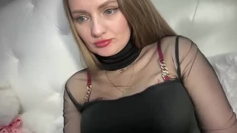 Snapshot of viola_1 chatting on March 5, 5:39 pm Funny girl online show from March 5, 5:39 pm
