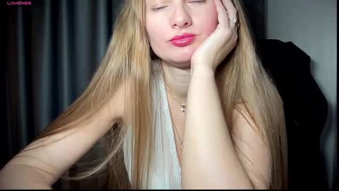 Snapshot of viola_1 chatting on January 6, 3:09 am Funny girl online show from January 6, 3:09 am