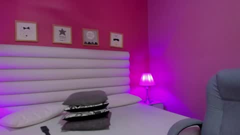 violet_sinclair online show from April 24, 12:30 pm