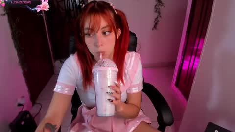 Snapshot of violetaarey chatting on October 8, 11:09 pm Violeta Help me reach 150 thumbs up online show from October 8, 11:09 pm