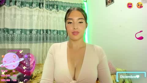 Snapshot of violetalee chatting on December 7, 7:38 am Jimena online show from December 7, 7:38 am