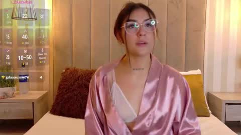 Snapshot of violetblaze chatting on September 24, 4:33 am Cute Violet online show from September 24, 4:33 am