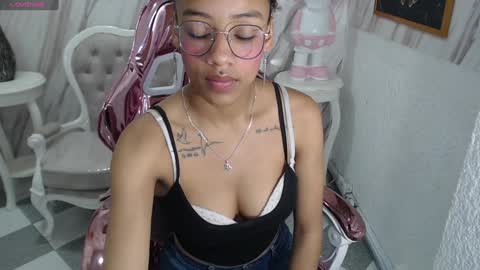 violeth_b online show from December 21, 1:32 pm