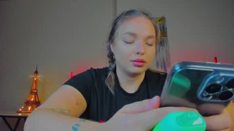 Snapshot of viollasinzz chatting on February 6, 9:22 am Violla online show from February 6, 9:22 am